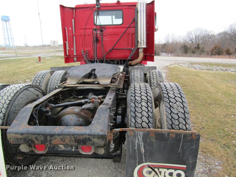 image for item DC4316 1995 Volvo WG semi truck