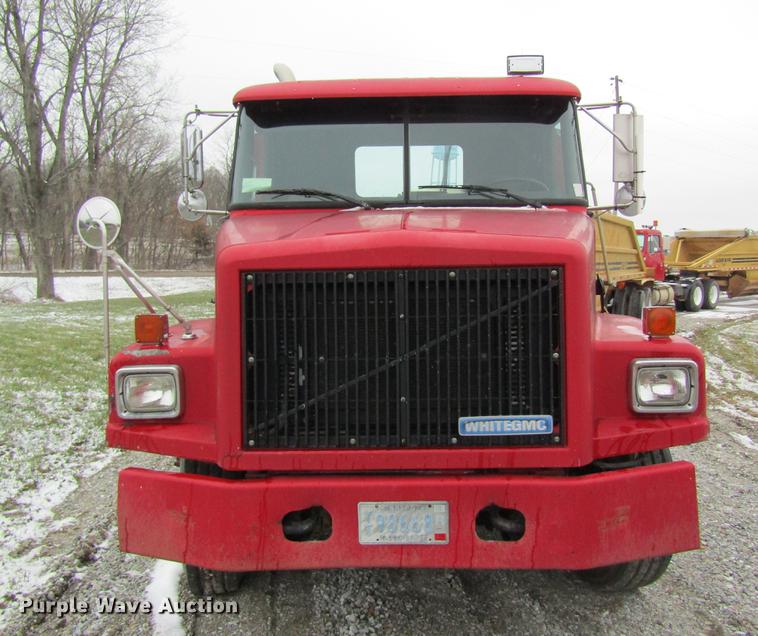 image for item DC4316 1995 Volvo WG semi truck