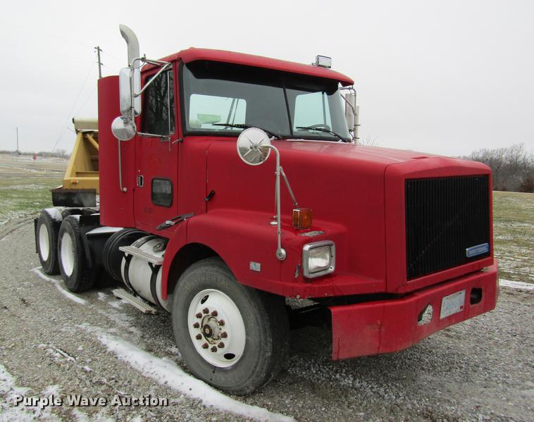 image for item DC4316 1995 Volvo WG semi truck