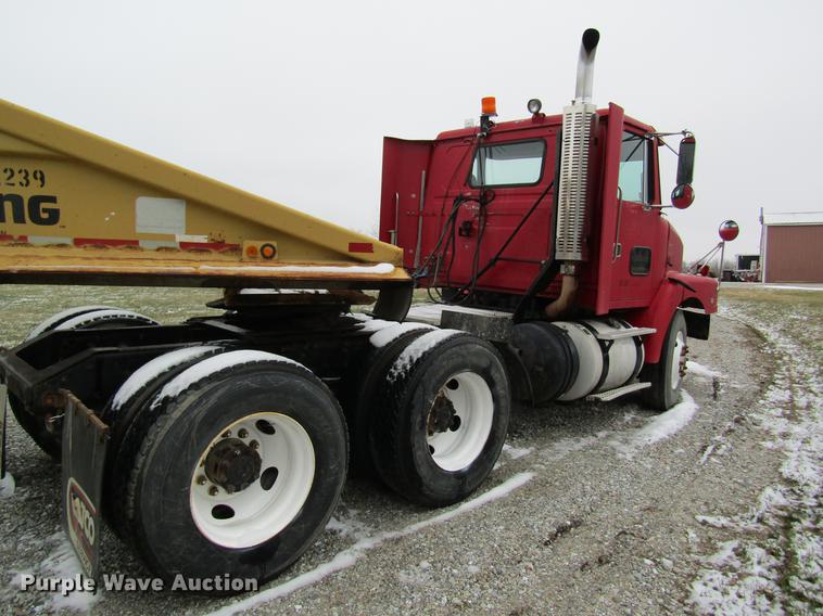 image for item DC4316 1995 Volvo WG semi truck