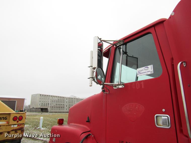 image for item DC4316 1995 Volvo WG semi truck