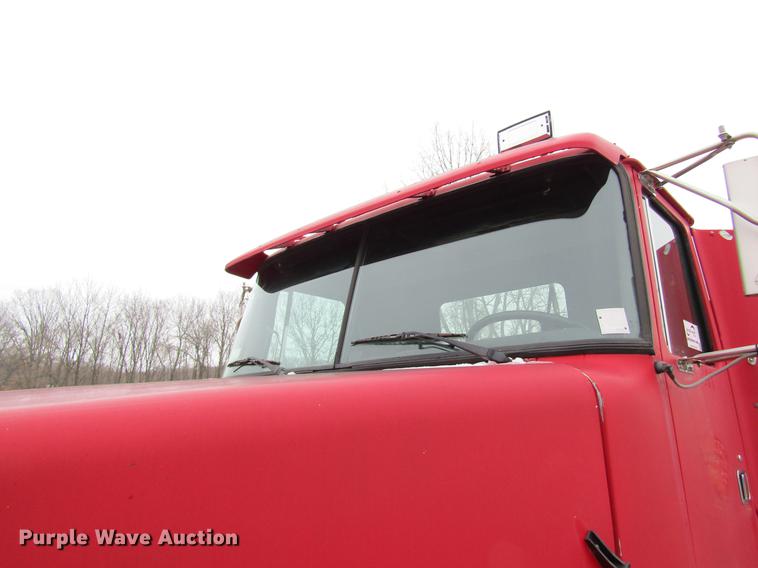 image for item DC4316 1995 Volvo WG semi truck