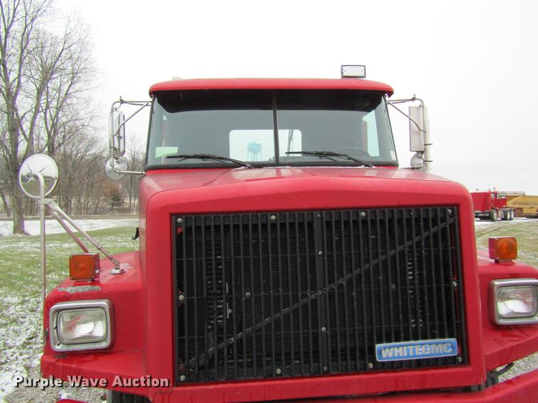 image for item DC4316 1995 Volvo WG semi truck