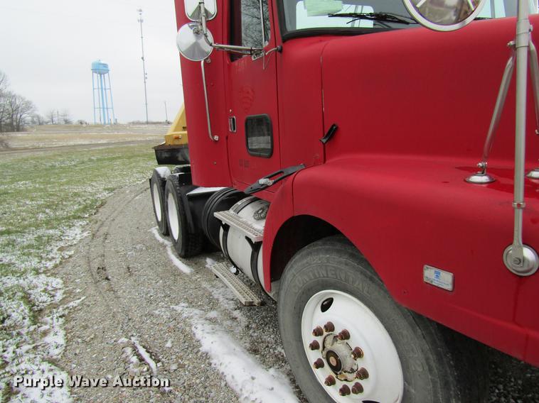 image for item DC4316 1995 Volvo WG semi truck