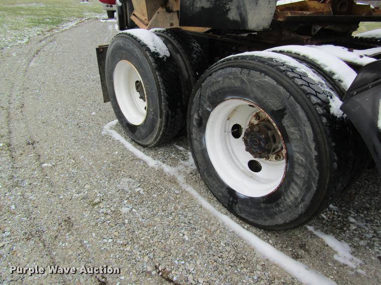 image for item DC4316 1995 Volvo WG semi truck