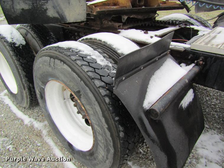 image for item DC4316 1995 Volvo WG semi truck