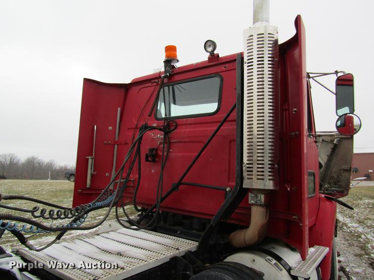 image for item DC4316 1995 Volvo WG semi truck