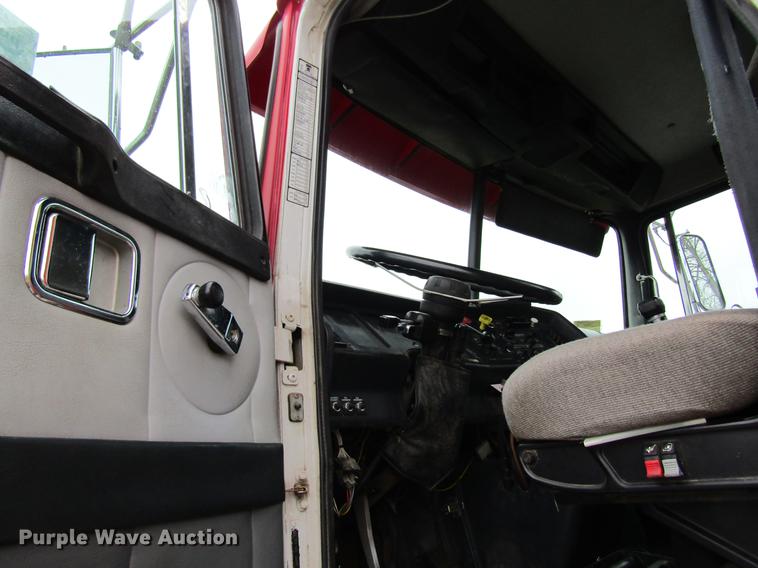 image for item DC4316 1995 Volvo WG semi truck