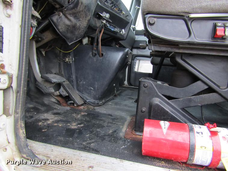 image for item DC4316 1995 Volvo WG semi truck