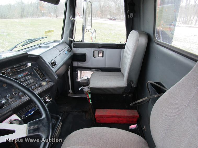 image for item DC4316 1995 Volvo WG semi truck
