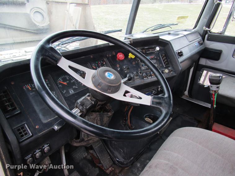 image for item DC4316 1995 Volvo WG semi truck