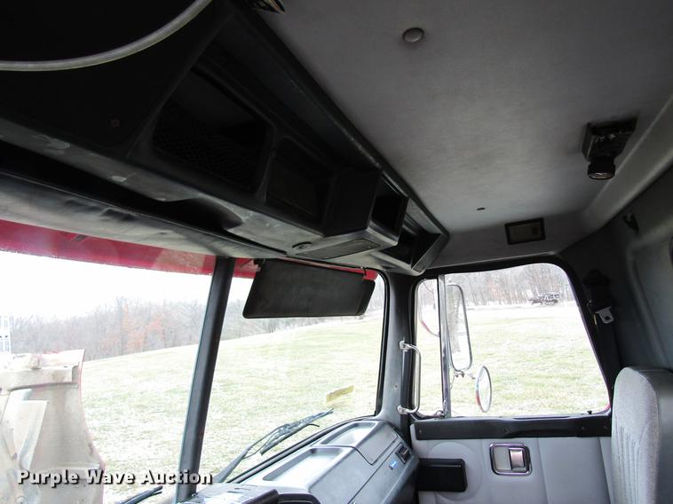 image for item DC4316 1995 Volvo WG semi truck