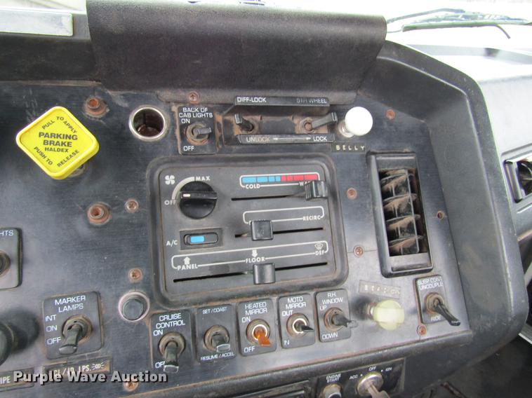 image for item DC4316 1995 Volvo WG semi truck