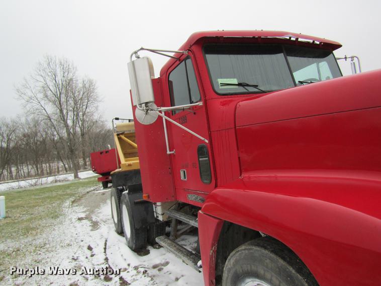 image for item DC4318 1995 Freightliner FLD120 semi truck