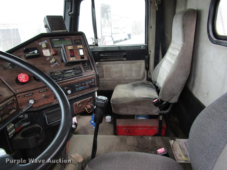 image for item DC4318 1995 Freightliner FLD120 semi truck