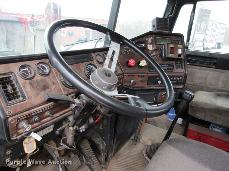 image for item DC4318 1995 Freightliner FLD120 semi truck