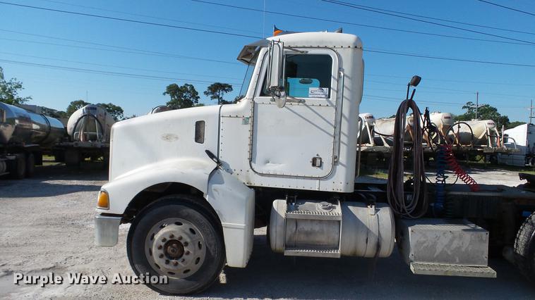 image for item DC5556 1996 Peterbilt 385 semi truck