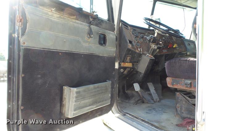 image for item DC5556 1996 Peterbilt 385 semi truck