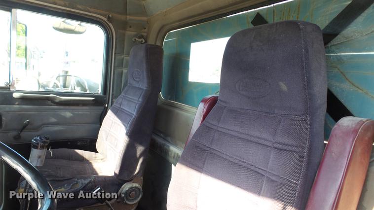 image for item DC5556 1996 Peterbilt 385 semi truck