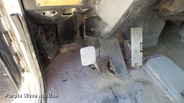 image for item DC5556 1996 Peterbilt 385 semi truck