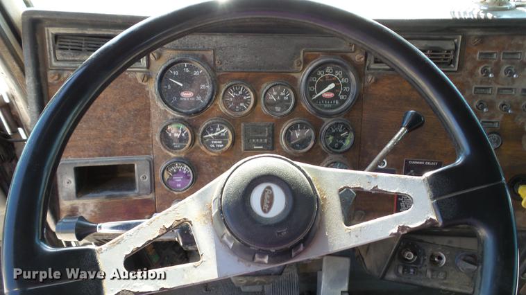 image for item DC5556 1996 Peterbilt 385 semi truck