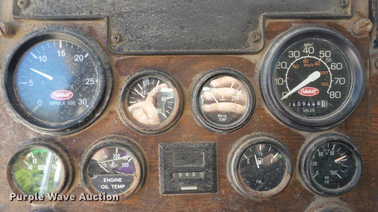 image for item DC5556 1996 Peterbilt 385 semi truck