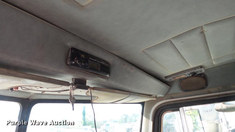 image for item DC5556 1996 Peterbilt 385 semi truck