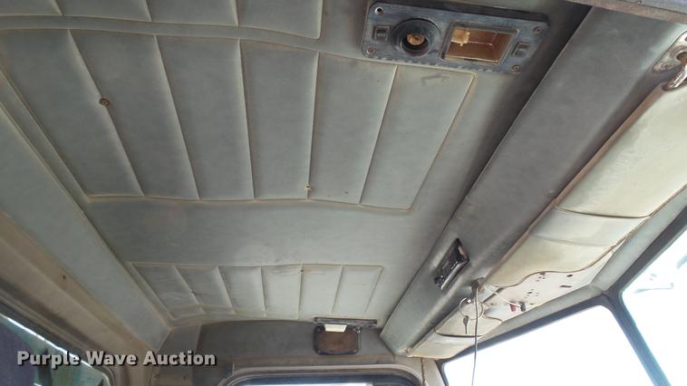 image for item DC5556 1996 Peterbilt 385 semi truck