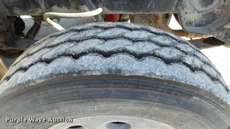 image for item DC5556 1996 Peterbilt 385 semi truck