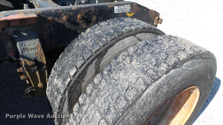 image for item DC5556 1996 Peterbilt 385 semi truck