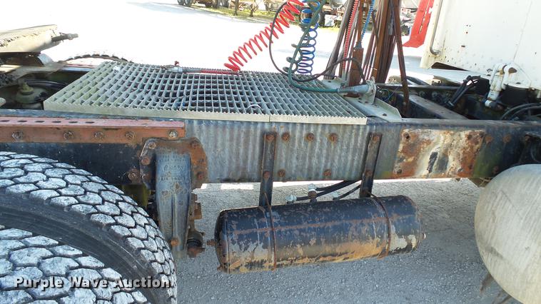 image for item DC5556 1996 Peterbilt 385 semi truck