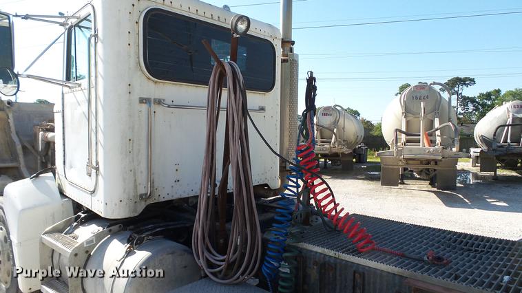 image for item DC5556 1996 Peterbilt 385 semi truck