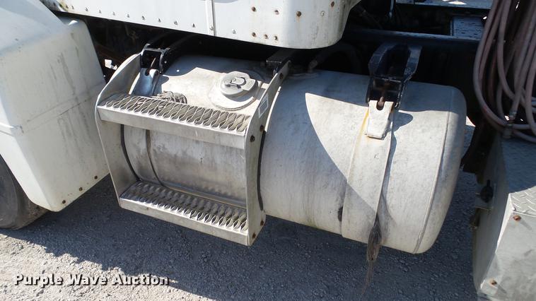 image for item DC5556 1996 Peterbilt 385 semi truck