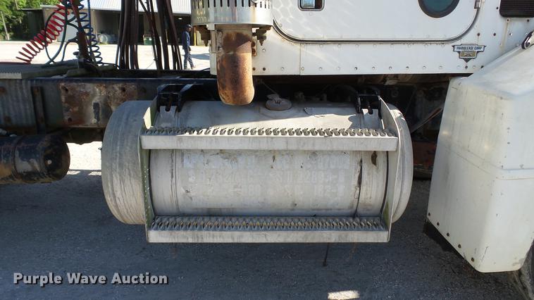 image for item DC5556 1996 Peterbilt 385 semi truck