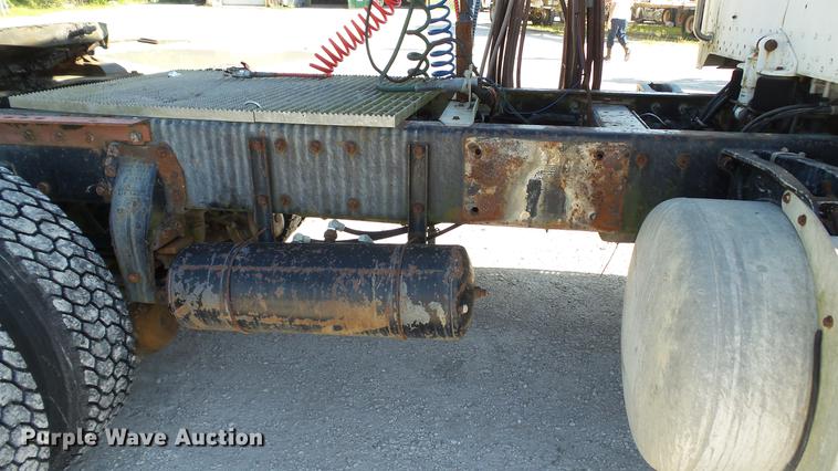 image for item DC5556 1996 Peterbilt 385 semi truck