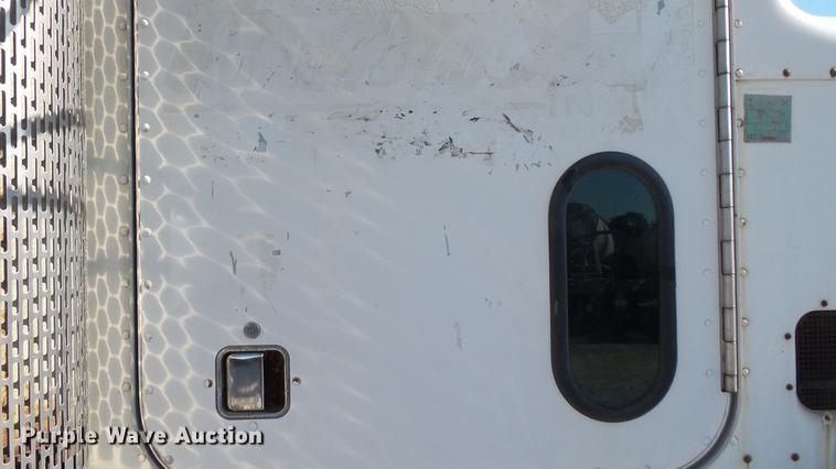 image for item DC5556 1996 Peterbilt 385 semi truck