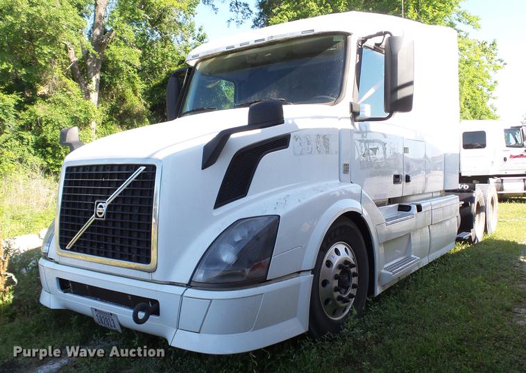 image for item DC5557 2013 Volvo VNL semi truck