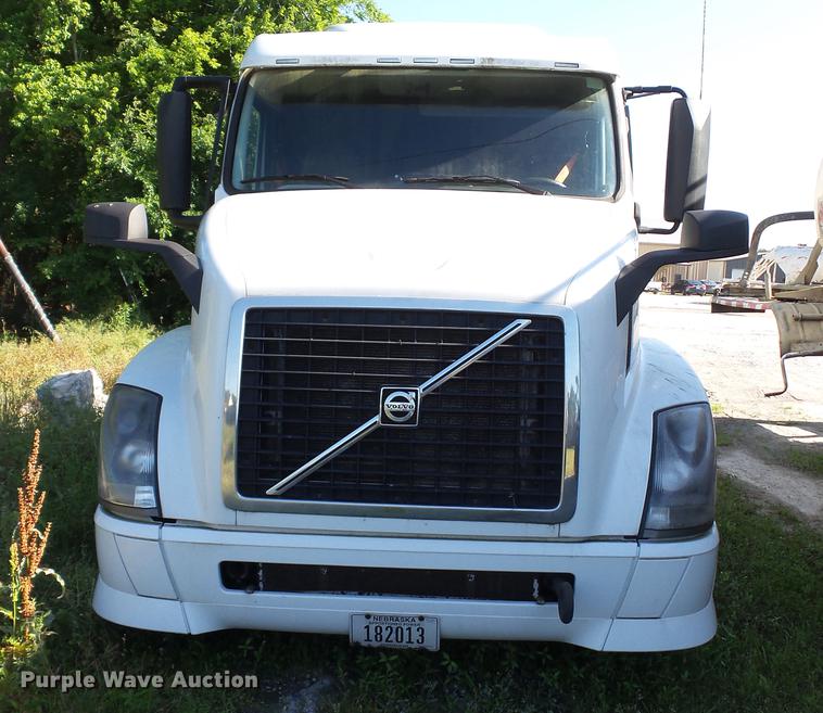 image for item DC5557 2013 Volvo VNL semi truck