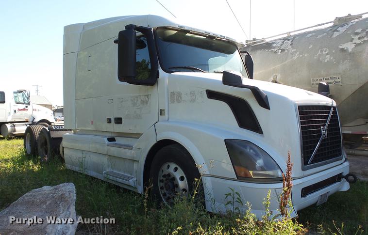 image for item DC5557 2013 Volvo VNL semi truck