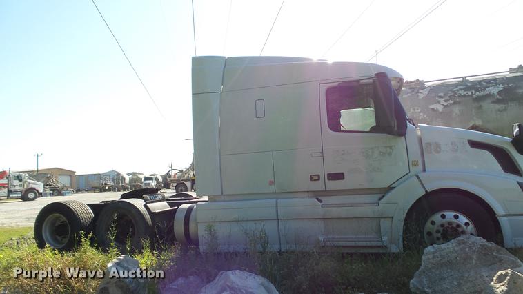 image for item DC5557 2013 Volvo VNL semi truck