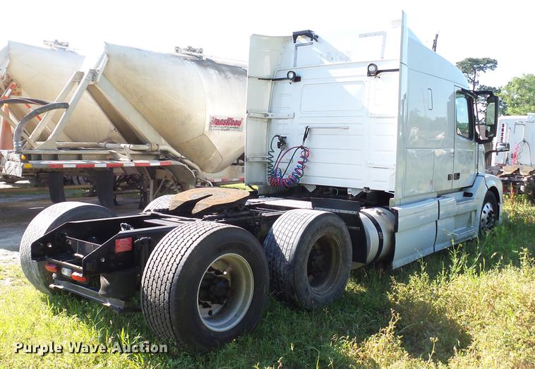 image for item DC5557 2013 Volvo VNL semi truck