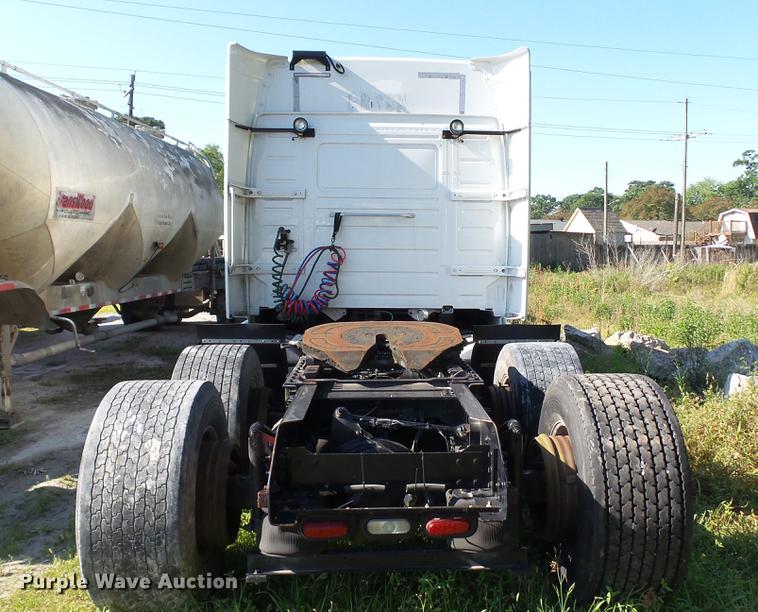 image for item DC5557 2013 Volvo VNL semi truck