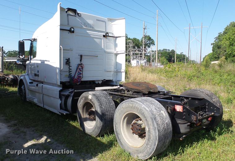 image for item DC5557 2013 Volvo VNL semi truck