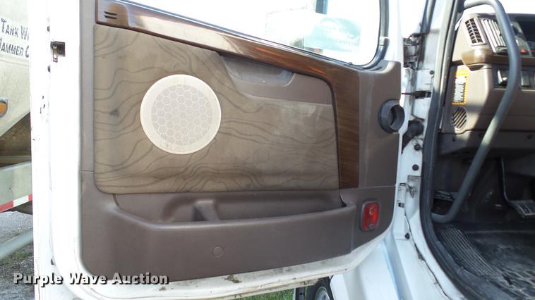 image for item DC5557 2013 Volvo VNL semi truck