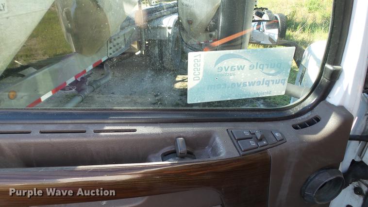 image for item DC5557 2013 Volvo VNL semi truck