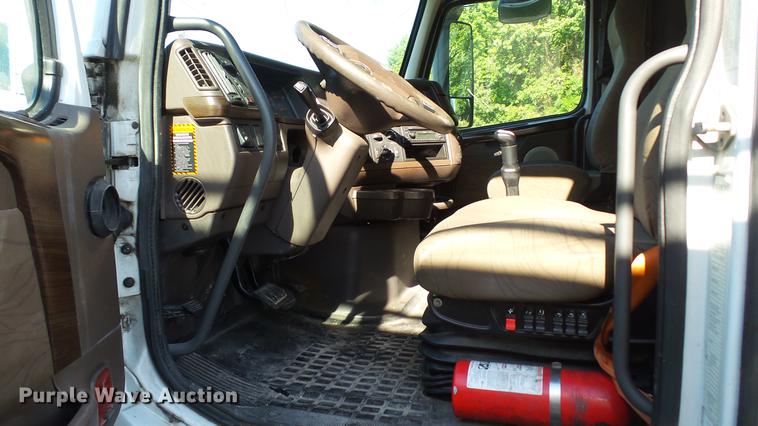 image for item DC5557 2013 Volvo VNL semi truck