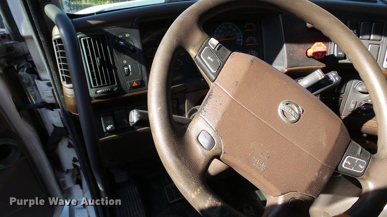 image for item DC5557 2013 Volvo VNL semi truck