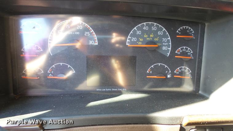 image for item DC5557 2013 Volvo VNL semi truck