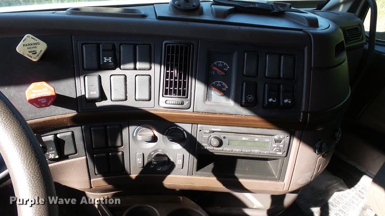 image for item DC5557 2013 Volvo VNL semi truck