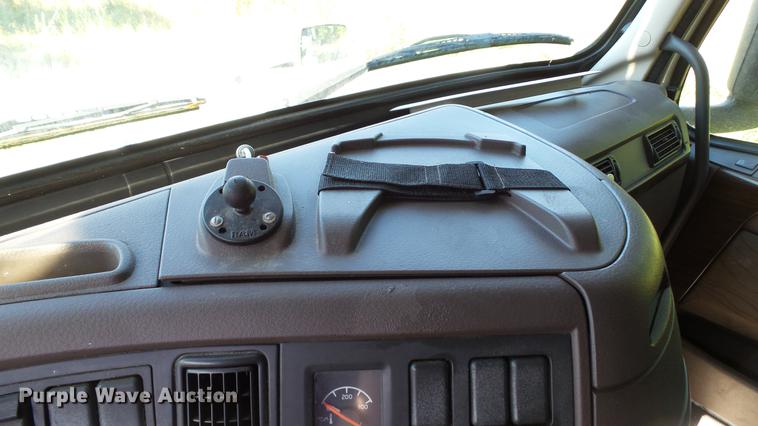 image for item DC5557 2013 Volvo VNL semi truck